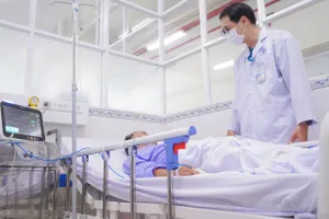 Bác sĩ thăm khám cho người bệnh