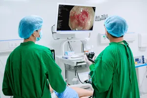 Bác sĩ Bệnh viện Đa khoa Việt Mỹ nội soi cho người bệnh 