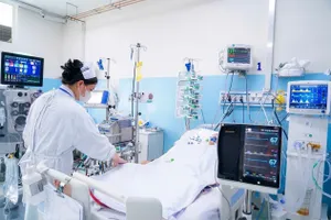 Bác sĩ Bệnh viện Nhân dân Gia Định chăm sóc người bệnh