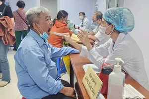 Bác sĩ Bệnh viện Đa khoa Bình Chánh thăm khám sức khỏe cho người dân (Ảnh: BVCC)