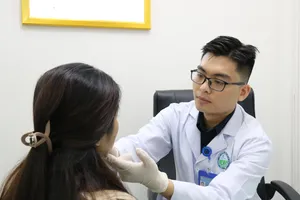 Bác sĩ thăm khám cho người bệnh bị biến chứng thẩm mỹ liên quan đến thực hiện thủ thuật bằng công nghệ sử dụng thiết bị năng lượng 