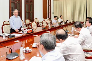 Đồng chí Nguyễn Phước Lộc, Phó Bí thư Thành ủy TPHCM phát biểu tại buổi làm việc về bố trí trụ sở nhà, đất công dôi dư cho ngành y tế và ngành giáo dục Ảnh: HOÀNG HÙNG
