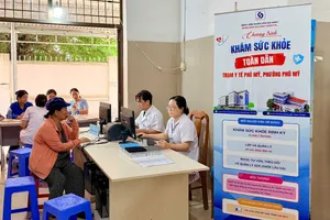 Bác sĩ Bệnh viện Nhân dân Gia Định thăm khám sức khỏe cho người dân phường Phú Mỹ (Ảnh: MINH TOÀN)