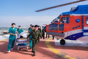 Trực thăng vận chuyển người bệnh từ đặc khu Trường Sa về đất liền điều trị (Ảnh: TRẦN CHÍNH)