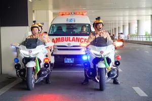Lực lượng CSGT hỗ trợ dẫn đường cho xe cứu thương vận chuyển tạng từ sân bay Tân Sơn Nhất về Bệnh viện Đại học Y Dược TPHCM