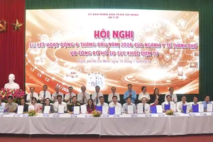 Đại diện các bệnh viện ký kết hỗ trợ các phường, xã, đặc khu thực hiện chương trình khám sức khỏe toàn dân (Ảnh: THÀNH AN)