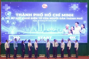 Các đồng chí thực hiện nghi thức công bố Hồ sơ sức khỏe điện tử của người dân thành phố (Ảnh: THÀNH SƠN)