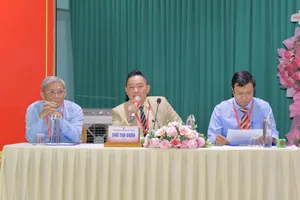 ThS BS-CK2 Võ Ngọc Cường, Giám đốc Bệnh viện Đa khoa Bình Chánh (ngồi giữa) thảo luận về các báo cáo tại hội nghị