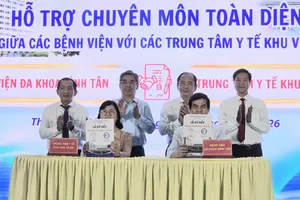 Phó Bí thư Thành ủy TPHCM Nguyễn Phước Lộc cùng Ban giám đốc Sở Y tế chứng kiến ký kết hỗ trợ chuyên môn giữa Bệnh viện Đa khoa Bình Tân và Trung tâm y tế khu vực Dĩ An (Ảnh: THÀNH AN)
