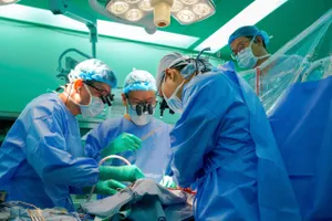 Ê-kíp ghép tim tập trung cao độ trong từng công đoạn nhằm đưa trái tim hiến tiếp tục đập trong lồng ngực người nhận (Ảnh: BVCC)