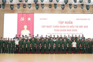 Các học viên chụp hình lưu niệm tại buổi tập huấn Ảnh: TRẦN CHÍNH