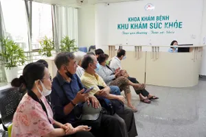 Người dân chờ khám sức khỏe tại Bệnh viện Nhân dân 115 (Ảnh: HOÀNG HÙNG)