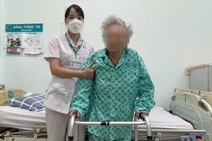 Nhân viên y tế Bệnh viện Nhân dân 115 hướng dẫn người bệnh phục hồi chức năng vận động (Ảnh: BVCC)