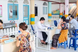 Bác sĩ Bệnh viện Chợ Rẫy thăm khám sức khỏe cho người dân phường An Đông (Ảnh: NGUYỄN QUYÊN)