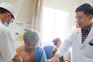 Bác sĩ Bệnh viện Sài Gòn ITO Phú Nhuận thăm khám cho người bệnh (Ảnh: BVCC)