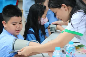 Bác sĩ Bệnh viện Nhi đồng 2 thăm khám cho học sinh Trường Tiểu học Lê Đình Chinh (phường Diên Hồng, TPHCM)