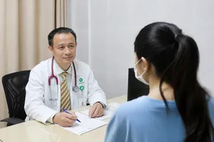 BS-CK2 Trần Quang Khang, Khoa Phục hồi chức năng, Bệnh viện Đa khoa An Sinh thăm khám cho người bệnh (Ảnh: BVCC)