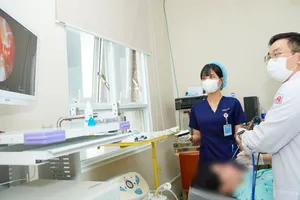Bác sĩ Bệnh viện An Bình nội soi cho người bệnh (Ảnh: BVCC)