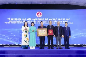 Đại diện Tổ chức Kỷ lục Việt Nam trao xác nhận kỷ lục cho Bệnh viện Bình Dân (Ảnh: TRẦN NHUNG)
