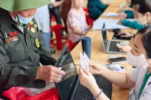 Nhân viên y tế Bệnh viện An Bình hỗ trợ người dân khám sức khỏe định kỳ (Ảnh: BVCC)