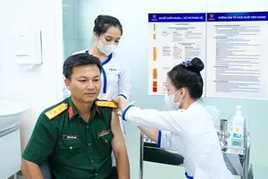 Trung tá Nguyễn Đức Thuận tiêm vắc xin não mô cầu tại VNVC Hoàng Văn Thụ.