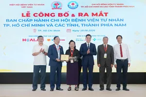 GS-Viện sĩ Nguyễn Văn Đệ, Chủ tịch Hiệp hội Bệnh viện tư nhân Việt Nam trao quyết định cho bà Trần Thị Lâm làm Chủ tịch Chi hội Bệnh viện Tư nhân TPHCM và các tỉnh, thành phía Nam.