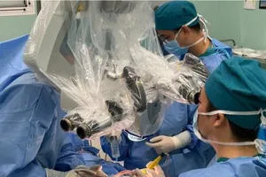 Bác sĩ Bệnh viện Nhi Đồng Thành Phố vi phẫu u não xuất huyết ở trẻ sơ sinh