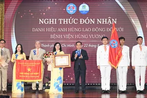Chủ tịch UBND TPHCM Nguyễn Văn Được trao danh hiệu Anh hùng Lao động cho Bệnh viện Hùng Vương (Ảnh: VIỆT DŨNG)