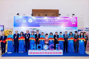 Các đại biểu thực hiện nghi thức khai trương triển lãm tại Hội nghị Nhãn khoa TPHCM mở rộng lần thứ 5 