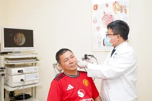 ThS-BS Nguyễn Lê Nhân Văn, bác sĩ Trung tâm Tai Mũi Họng Chuyên sâu và Phẫu thuật Đầu Cổ, nội soi tai cho người bệnh trong lần tái khám.