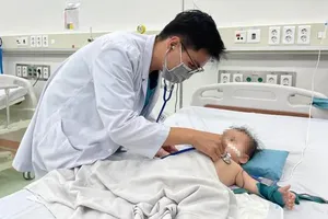 Bác sĩ Bệnh viện Nhi Trung ương thăm khám cho trẻ mắc bệnh do virus hợp bào hô hấp