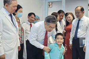 Phó Bí thư Thành ủy TPHCM Nguyễn Phước Lộc thăm bệnh nhi điều trị tại Bệnh viện Tai Mũi Họng TPHCM