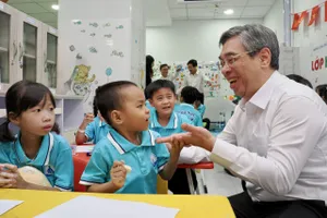 Phó Bí thư Thành ủy Nguyễn Phước Lộc trò chuyện với các bệnh nhi tại Lớp học Vui vẻ (Bệnh viện Nhi đồng 1) Ảnh: HOÀNG HÙNG