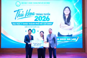 GS Diệp Bảo Tuấn, Hiệu trưởng Đại học Y Dược TPHCM trao học bổng cho thủ khoa đầu vào của nhà trường