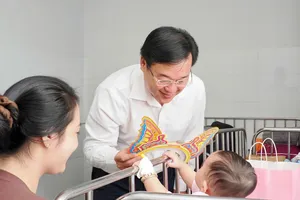Phó Bí thư Thành ủy TPHCM Lê Quốc Phong thăm, tặng quà trung thu cho bệnh nhi điều trị tại Bệnh viện Nhi đồng 1 (Ảnh: HOÀNG HÙNG)