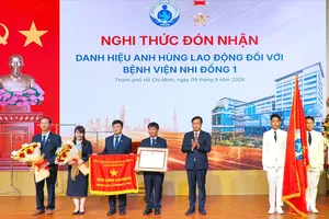 Phó Bí thư Thành ủy TPHCM Lê Quốc Phong trao tặng danh hiệu Anh hùng Lao động cho Bệnh viện Nhi đồng 1 (Ảnh: HOÀNG HÙNG)