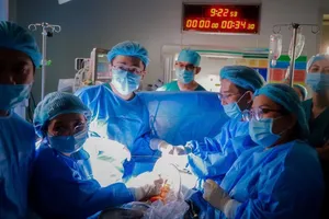 Các bác sĩ thực hiện thông tim can thiệp bào thai cho thai nhi