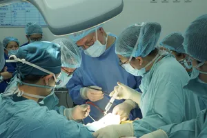 Các bác sĩ Bệnh viện Nhi đồng 1 cấy điện cực thính giác thân não cho bệnh nhi bị điếc bẩm sinh nặng
