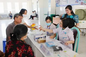 Bác sĩ Bệnh viện Từ Dũ thăm khám sức khỏe cho người dân xã Thạnh An