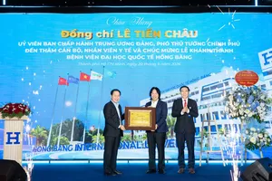 Phó Thủ tướng Chính phủ Lê Tiến Châu tặng quà lưu niệm cho Bệnh viện Đại học quốc tế Hồng Bàng 