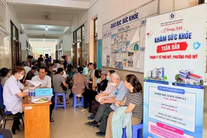 Bác sĩ Bệnh viện Nhân dân Gia Định thăm khám cho người dân phường Phú Mỹ