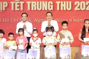 Chủ tịch Quốc hội Trần Thanh Mẫn và Bí thư Thành ủy TPHCM Trần Lưu Quang tặng quà cho các bệnh nhi tại Bệnh viện Nhi đồng 1 (Ảnh: THANH CHIÊU)