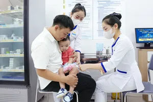 Nhân viên y tế tiêm vaccine tay chân miệng cho trẻ (Ảnh: VNVC)