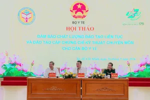 Các đại biểu chủ trì phiên thảo luận tại hội thảo “Đảm bảo chất lượng đào tạo và đào tạo cấp chứng chỉ chuyên môn cho cán bộ y tế” (Ảnh: T.AN)