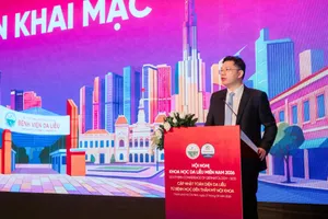 Phó Chủ tịch UBND TPHCM Hoàng Nguyên Dinh phát biểu tại hội nghị Khoa học da liễu miền Nam 2026 (Ảnh: L.ANH)