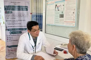 Bác sĩ Bệnh viện Nhân dân 115 thăm khám sức khỏe cho người dân