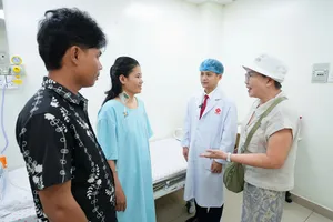 Bác sĩ thăm hỏi, động viên người bệnh sau phẫu thuật