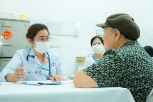 Bác sĩ Bệnh viện Thống Nhất thăm khám cho người dân (Ảnh: BVCC)