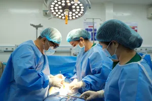 Các bác sĩ thực hiện bóc tách khối u buồng trứng khổng lồ cho nữ Việt kiều Hàn Quốc (Ảnh: BVCC)