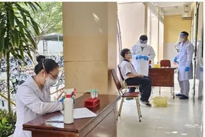 Nhân viên y tế lấy mẫu xét nghiệm cho các học sinh tiếp xúc gần ca bệnh não mô cầu tại Trường THCS Hai Bà Trưng (xã Hiệp Phước)